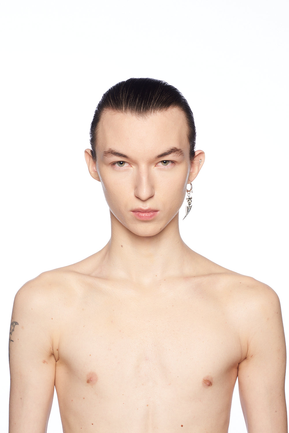 BLADE BODY HOOP EARRING SILVER.
